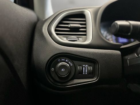 Used 2019 Jeep Renegade Latitude w/ Cold Weather Group AWD/4WD image 22
