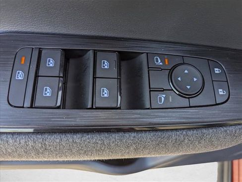 Used 2025 Nissan Kicks SV w/ SV Premium Package FWD image 10