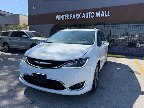 Used 2019 Chrysler Pacifica Limited w/ Tire & Wheel Group image 1
