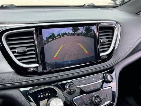 Used 2025 Chrysler Pacifica Limited FWD image 22