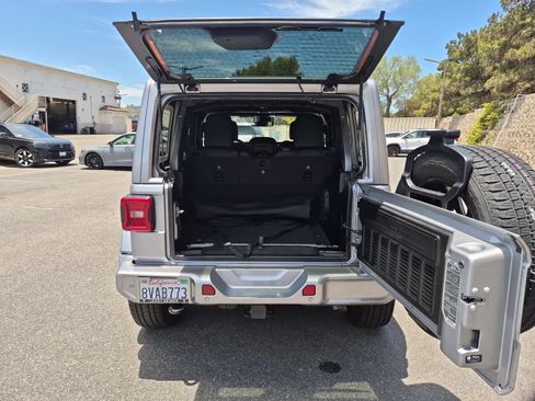 Used 2021 Jeep Wrangler Unlimited Sahara AWD/4WD image 31
