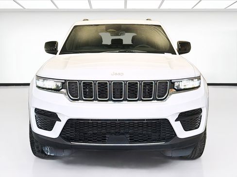 Used 2025 Jeep Grand Cherokee Laredo image 2