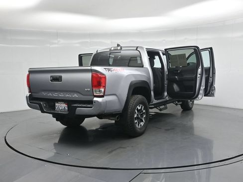 Used 2019 Toyota Tacoma TRD Off-Road w/ Technology Package AWD/4WD image 6
