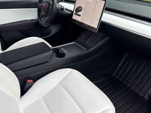 Used 2022 Tesla Model Y Long Range image 18