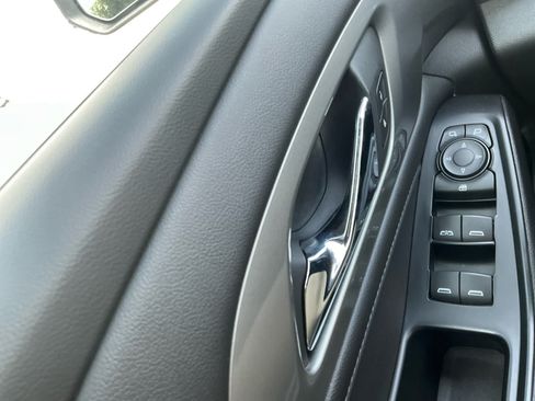 Used 2023 Chevrolet Traverse LT FWD image 17
