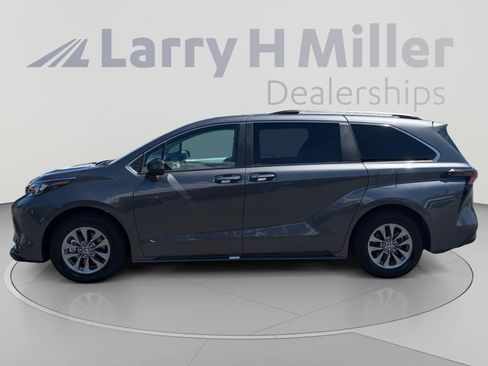 Used 2025 Toyota Sienna XLE FWD image 2