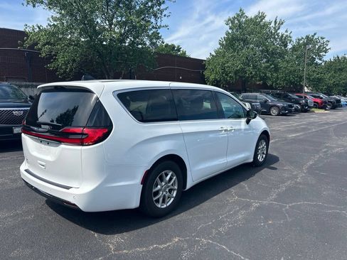 Used 2024 Chrysler Pacifica Touring-L FWD image 3