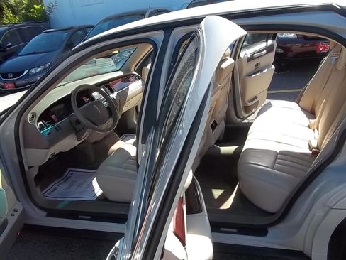 Used 2005 Lincoln Town Car Signature RWD image 3