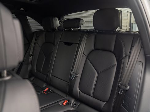 Certified 2025 Porsche Macan image 19