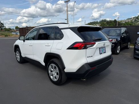 Used 2019 Toyota RAV4 LE FWD image 6