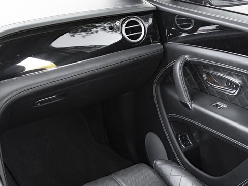 Used 2018 Bentley Bentayga image 44