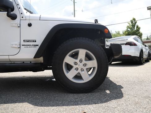 Used 2018 Jeep Wrangler Unlimited Sport S AWD/4WD image 10