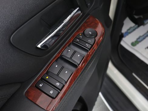 Used 2010 Cadillac Escalade Luxury AWD/4WD image 32