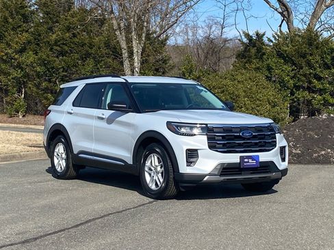 Used 2025 Ford Explorer Active image 2