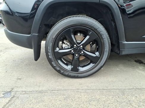 Certified 2023 Jeep Grand Cherokee Altitude AWD/4WD image 9