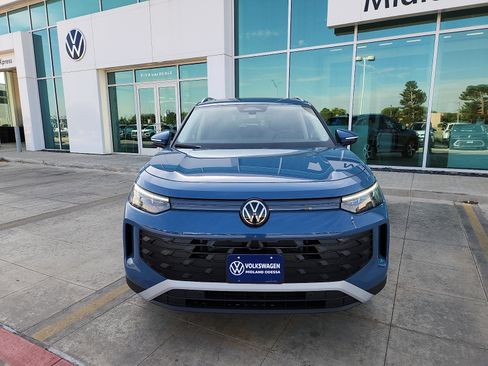 New 2026 Volkswagen Tiguan SE FWD image 2