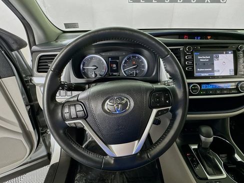 Used 2019 Toyota Highlander XLE AWD/4WD image 11