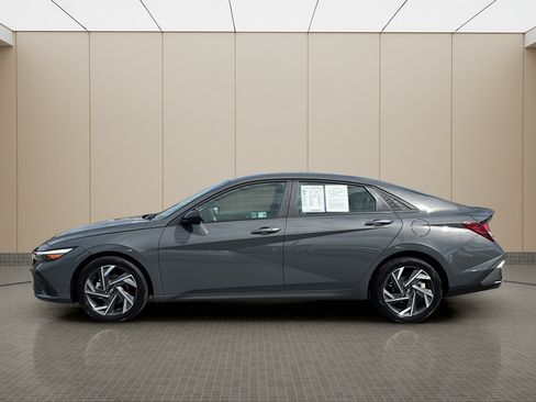 Used 2025 Hyundai Elantra Sport FWD image 2