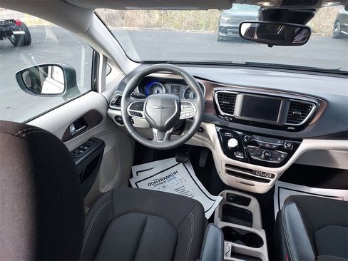 Used 2023 Chrysler Voyager LX image 15