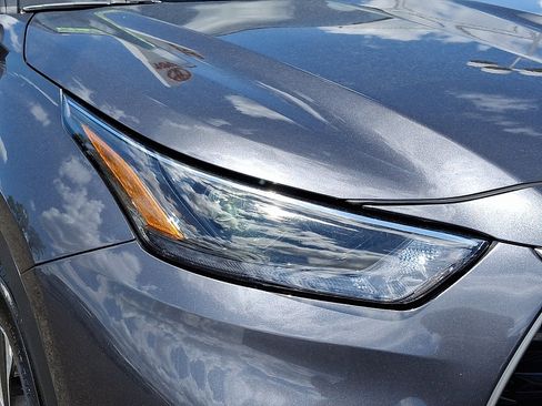 Used 2023 Toyota Highlander XLE AWD/4WD image 10