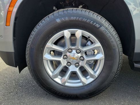 New 2026 Chevrolet Suburban LS image 23