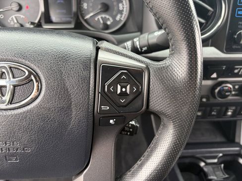 Used 2017 Toyota Tacoma TRD Sport AWD/4WD image 26