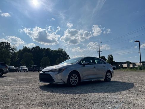 Used 2021 Toyota Corolla LE w/ Carpet Mat Package (TMS) FWD image 2
