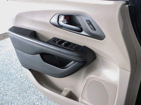 Used 2023 Chrysler Pacifica Touring-L image 21