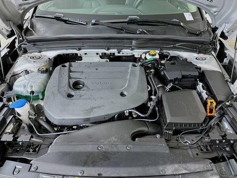 Used 2025 Volvo XC40 B5 Plus image 34