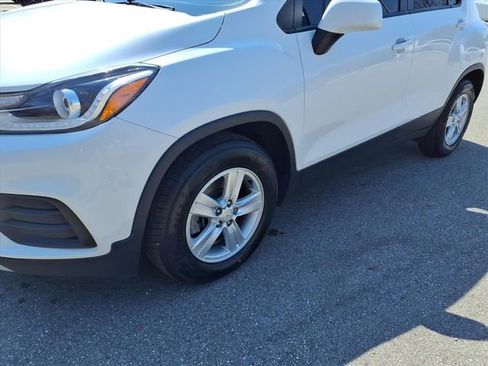 Used 2021 Chevrolet Trax LT w/ LT Convenience Package image 4