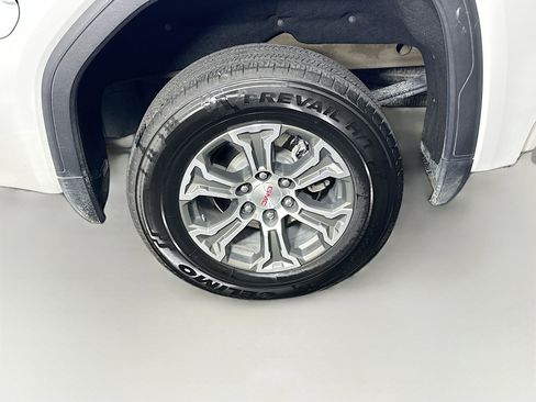 Used 2025 GMC Sierra 1500 SLT image 11