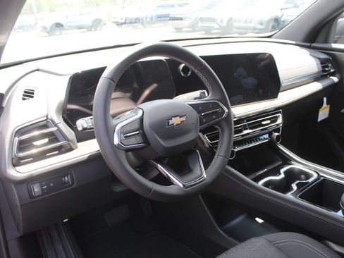 New 2026 Chevrolet Traverse LT w/ Sun and Wheel Package FWD image 11