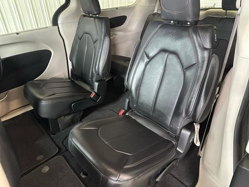 Used 2018 Chrysler Pacifica Touring-L FWD image 12