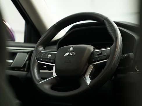 Used 2025 Mitsubishi Outlander ES image 30