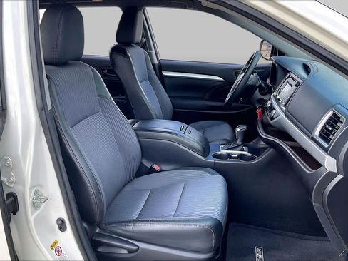 Used 2015 Toyota Highlander Plus FWD image 9