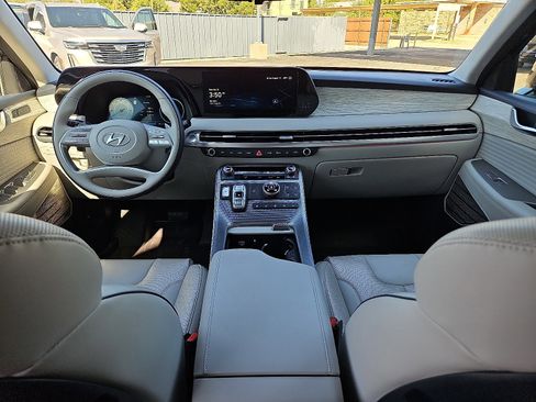 Used 2024 Hyundai Palisade Calligraphy image 8