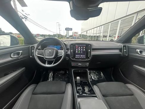 Certified 2025 Volvo XC40 B5 Plus AWD/4WD image 17