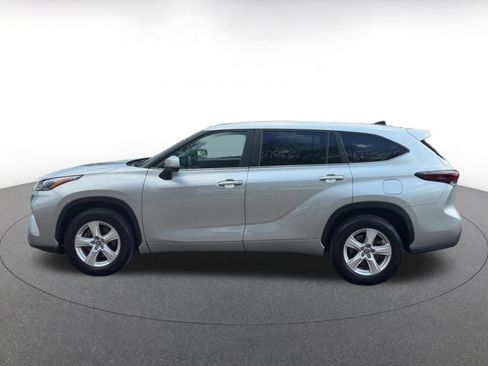 Used 2025 Toyota Highlander LE FWD image 5