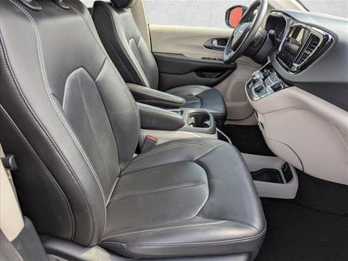 Used 2024 Chrysler Pacifica Touring-L FWD image 26