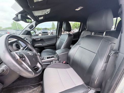 Used 2022 Toyota Tacoma TRD Sport w/ Technology Package image 6