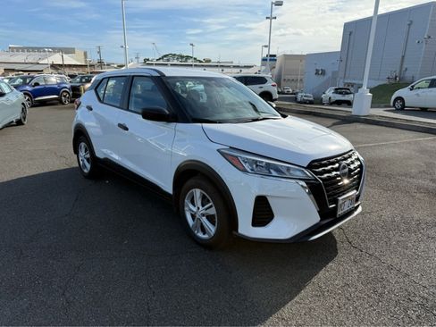 Used 2025 Nissan Kicks Play S image 2