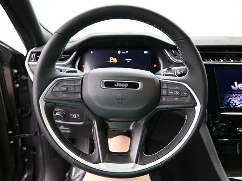 New 2025 Jeep Grand Cherokee Altitude image 15