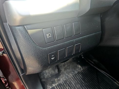 Used 2019 Toyota Highlander LE image 12