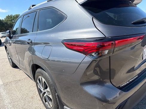 Used 2023 Toyota Highlander XLE FWD image 6