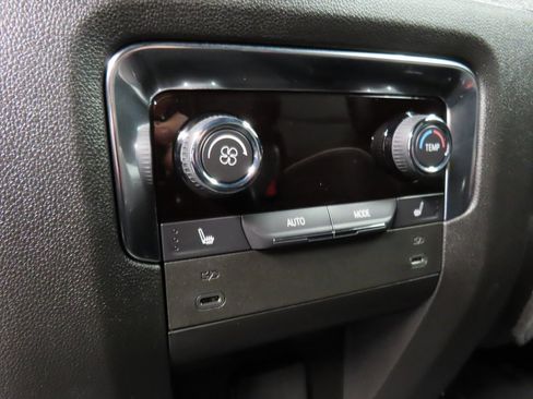 Used 2025 Chevrolet Suburban Premier image 11