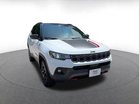 Used 2025 Jeep Compass Trailhawk AWD/4WD image 3