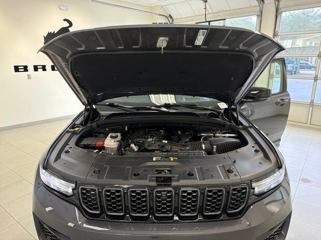 Used 2025 Jeep Grand Cherokee Summit AWD/4WD image 26