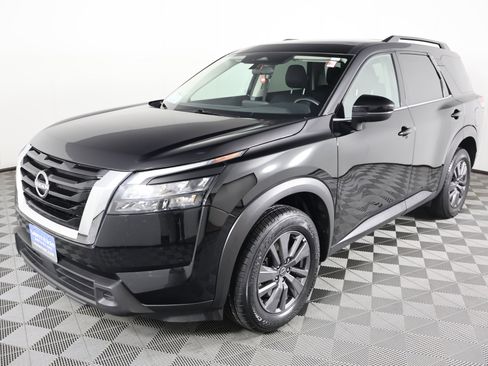 Used 2025 Nissan Pathfinder SV image 10