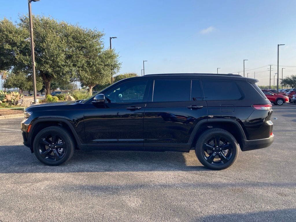 Used 2025 Jeep Grand Cherokee L Limited w/ Black Appearance Package AWD/4WD image 7