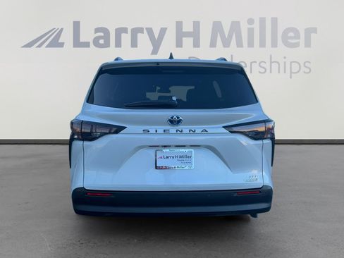 Used 2023 Toyota Sienna XLE w/ XLE Plus Package image 4